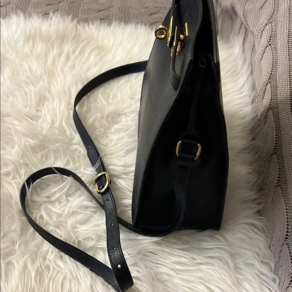 Elegant Black Crossbody Bag with Structured Design - Picture 3 of 10